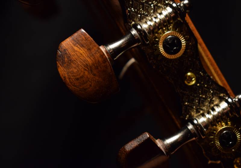 Here I used tuners with a silver plate and snakewood buttons